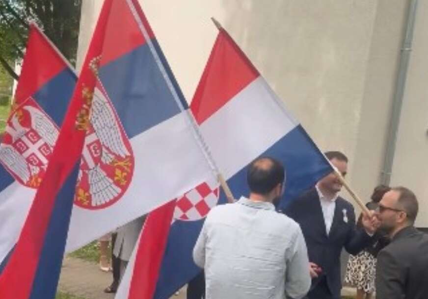 (FOTO) "JOŠ SAMO FALI DA KUM BUDE BOSANAC" Hrvatica i Srbin napravili svadbu za pamćenje, zastave se vijorile zajedno