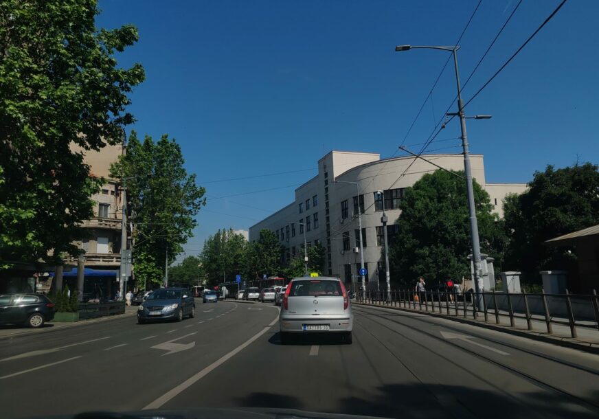 Visoke temperature otežavaju vožnju: Vozačima preporuka da na put kreću U JUTARNJIM ILI VEČERNJIM satima