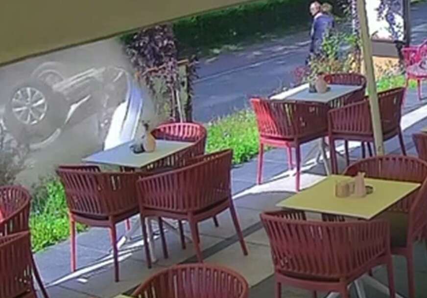 (VIDEO) Žene u posljednjem trenutku IZBJEGLE SMRT: Saobraćajna nesreća u Sarajevu, isplivao i snimak automobila prevrnutog na krov