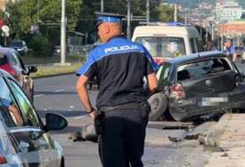 (FOTO) Teška nesreća u Sarajevu: Točkovi otpali, vozilo zamalo završilo u rijeci