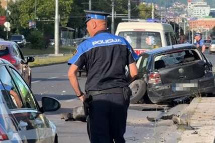 (FOTO) Teška nesreća u Sarajevu: Točkovi otpali, vozilo zamalo završilo u rijeci