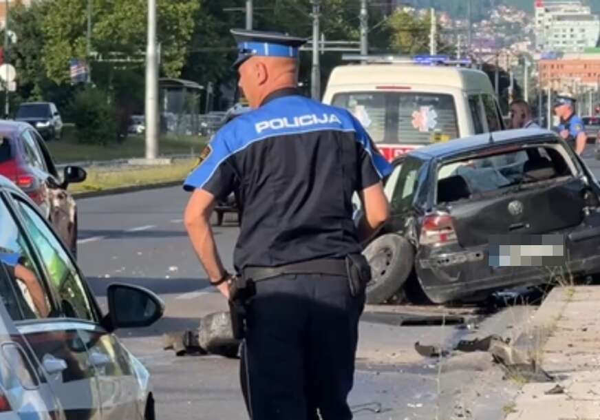 (FOTO) Teška nesreća u Sarajevu: Točkovi otpali, vozilo zamalo završilo u rijeci