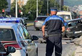 Teška nesreća u Sarajevu: S automobila otpali točkovi, zaštitna ograda spriječila katastrofu