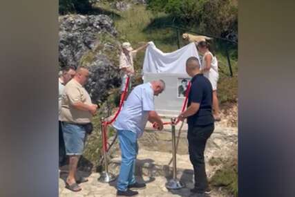 "Nisi dao da se izvor zamuti" Otvoreno spomen-obilježje posvećeno Halidu Bešliću PORED KNEŽAK IZVORA na Romaniji