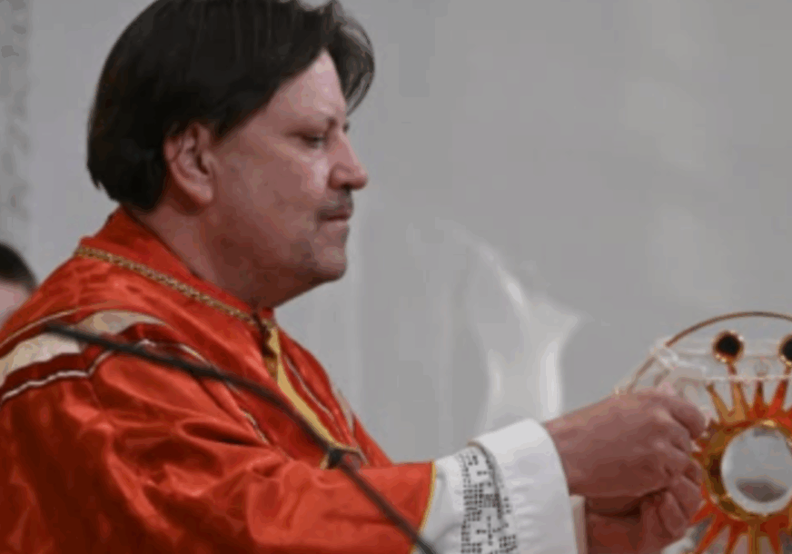 sveštenik Robert Emeršič