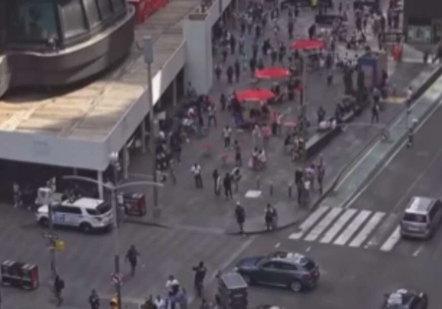 (VIDEO) Nastao haos, ljudi PANIČNO BJEŽE: Pucnjava na Tajms skveru, uhapšen tinejdžer (17), jedna osoba povrijeđena