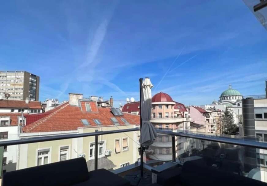 (FOTO) POGLED NA CIJELI GRAD Rasta pokazao kako uživa u svom penthausu, na vrhu zgrade pravi roštilj i šiša se