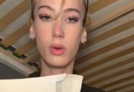(VIDEO) "Mogu li da imam roze pištolj?" Našminkani tiktoker dobio poziv za služenje vojnog roka, evo kako je odgovorio