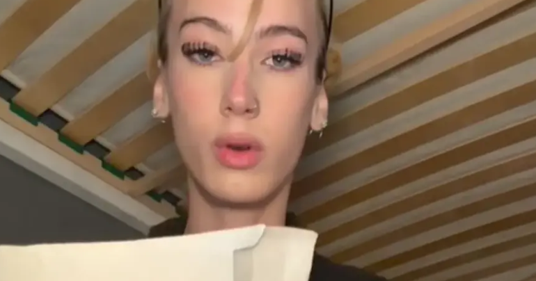 (VIDEO) "Mogu li da imam roze pištolj?" Našminkani tiktoker dobio poziv za služenje vojnog roka, evo kako je odgovorio