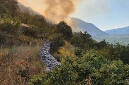 Približila se na oko 150 metara: Vatra prijeti kućama kod Trebinja
