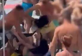 (VIDEO) "Majke su vrištale i panično izvlačile djecu iz vode" Rulja pretukla djevojčicu, nos joj slomljen, a razlog nikad banalniji