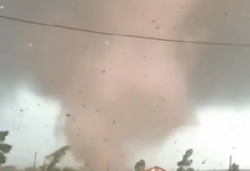 (VIDEO) NAJMANJE 15 POVRIJEĐENIH Strašan uragan pogodio Rusiju, grad bez struje