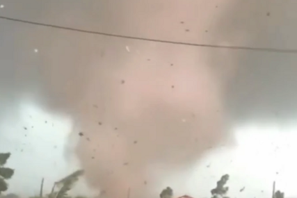 (VIDEO) NAJMANJE 15 POVRIJEĐENIH Strašan uragan pogodio Rusiju, grad bez struje
