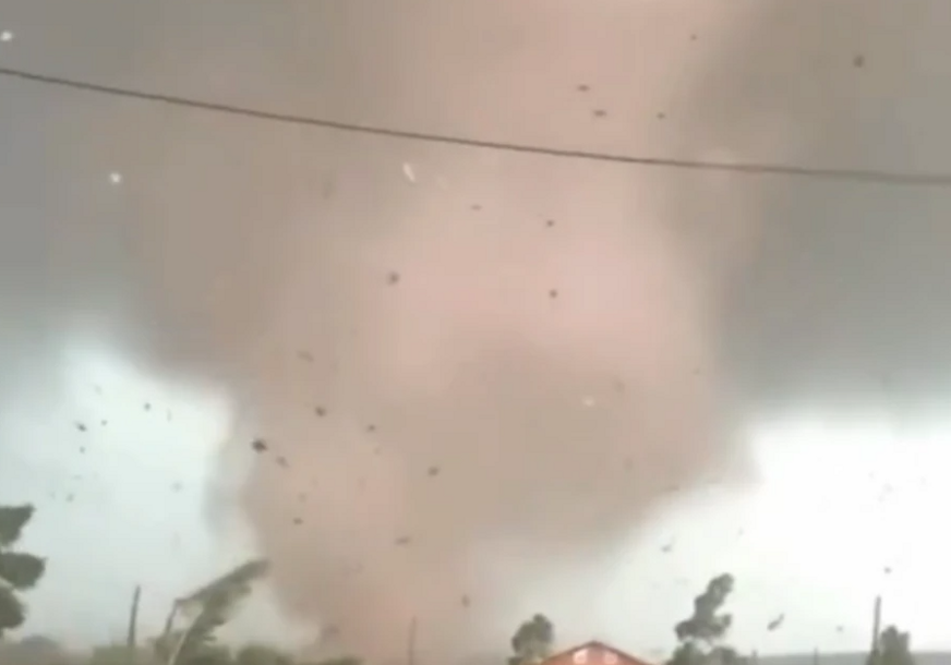 (VIDEO) NAJMANJE 15 POVRIJEĐENIH Strašan uragan pogodio Rusiju, grad bez struje