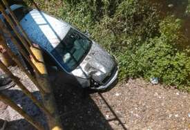 (FOTO) SAOBRAĆAJKA PREMA PRIJEDORU Automobil sletio sa puta i upao u kanal, na terenu Hitna pomoć i policija