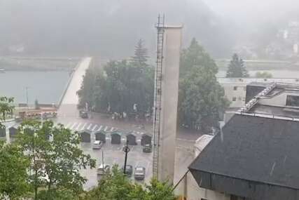 (VIDEO) Jako nevrijeme zahvatilo Višegrad: Ulice pod vodom, a na pojedinim dionicama odroni