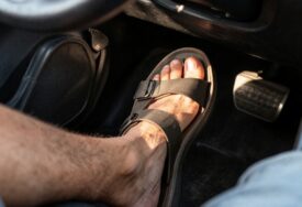 VOŽNJA U LJETNJIM USLOVIMA Za vozače u papučama ili japankama nema kazni, ali to ne znači da je nema ozbiljnog rizika