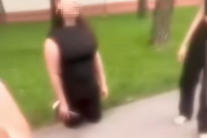 (UZNEMIRUJUĆI SNIMAK) Sve je gledalo 15 djece: Tinejdžerke tjerale djevojčicu da KLEČI i moli za milost, region OGORČEN