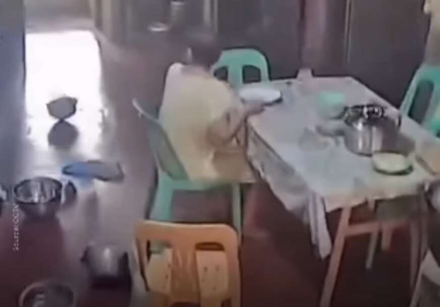 (VIDEO) Snimak šokirao svijet, a onda se desio ŠOK OBRT: Kćerke bježale od zemljotresa pa ostavile NEPOKRETNU MAJKU samu u kući