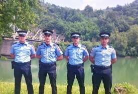 (FOTO) HEROJSKI PODVIG Policajci izvukli ženu iz Drine i spasili je smrti, ledena voda je vukla 800 metara