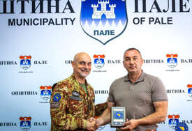 (FOTO) "Stabilnost je temelj za razvoj zajednice" Komandant EUFOR-a i načelnik opštine Pale poslali snažnu poruku