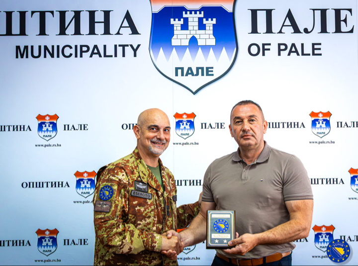 (FOTO) "Stabilnost je temelj za razvoj zajednice" Komandant EUFOR-a i načelnik opštine Pale poslali snažnu poruku