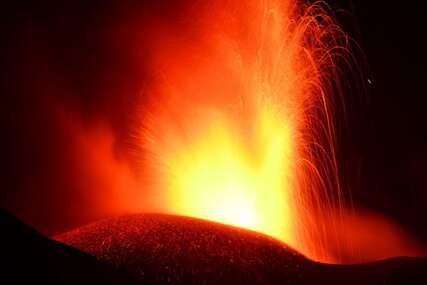 (VIDEO) PONOVO ERUPTIRALA ETNA Vulkanski oblak dostigao visinu od 7 kilometara, pepeo pada na obližnja mjesta