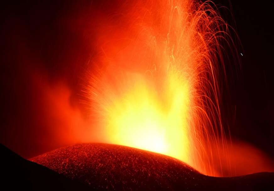 (VIDEO) PONOVO ERUPTIRALA ETNA Vulkanski oblak dostigao visinu od 7 kilometara, pepeo pada na obližnja mjesta