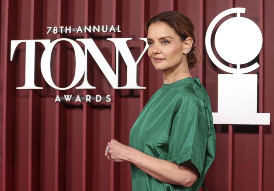 Katie Holmes više ne krije ljubav: S novim dečkom prošetala New Yorkom držeći ga za ruku