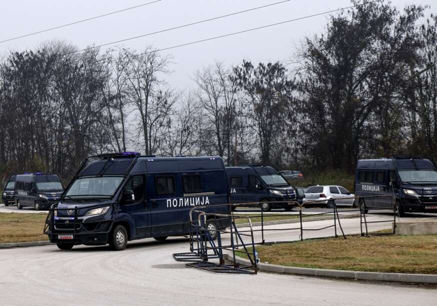 IZBODENO DVOJE DJECE Maloljetnik uhvaćen poslije potjere, policija traga za ostalima