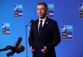 (VIDEO, FOTO) JEDNA PAPUČA NESTALA U MORU, A PORUKA ZAVRŠILA U POLITICI Peter Mađar privukao pažnju neobičnim snimkom