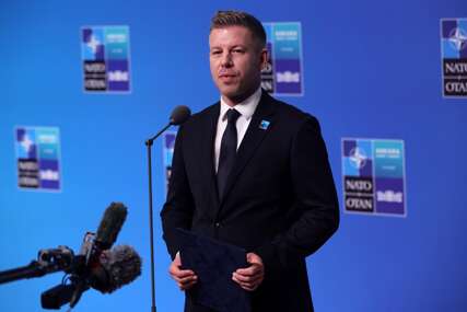 (VIDEO, FOTO) JEDNA PAPUČA NESTALA U MORU, A PORUKA ZAVRŠILA U POLITICI Peter Mađar privukao pažnju neobičnim snimkom