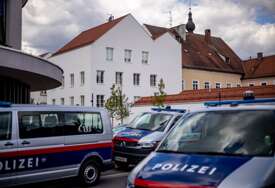 Krvoproliće nasred ulice: Muškarac nožem ubo policajku u vrat, njene kolege pucale u njega