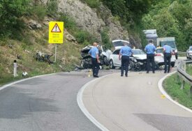 Prva fotografija sa mjesta nesreće u kanjonu Tijesno: Sudar više automobila i motora