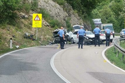Prva fotografija sa mjesta nesreće u kanjonu Tijesno: Sudar više automobila i motora