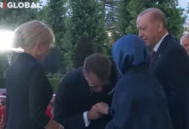 (VIDEO) Svijet bruji o skandalu na samitu NATO u Ankari: Makron pokušao da poljubi ruku Erdoganovoj supruzi, ona odbila