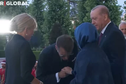 (VIDEO) Svijet bruji o skandalu na samitu NATO u Ankari: Makron pokušao da poljubi ruku Erdoganovoj supruzi, ona odbila