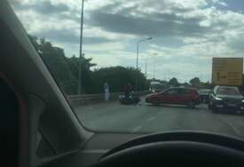 (FOTO) Još jedna nesreća u Banjaluci: Sudar auta i motora kod Prijedorske petlje