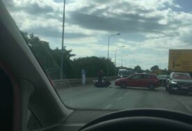 (FOTO) Još jedna nesreća u Banjaluci: Sudar auta i motora kod Prijedorske petlje