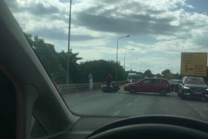 (FOTO) Još jedna nesreća u Banjaluci: Sudar auta i motora kod Prijedorske petlje
