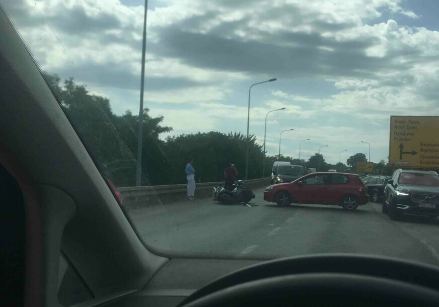 (FOTO) Još jedna nesreća u Banjaluci: Sudar auta i motora kod Prijedorske petlje