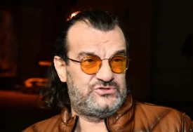 (VIDEO) Na sve strane lete flaše, ljudi se razbježali: Isplivao snimak masovne tuče nakon koncerta Ace Lukasa