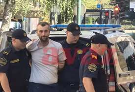 (VIDEO) Lisice na rukama i plave papuče na nogama: Pogledajte dovođenje Adnana Lokvančića u Tužilaštvo