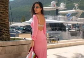 (FOTO) SUPRUGA VIKTORA TROICKOG MAMI UZDAHE Aleksandra u bikiniju pokazala savršenu figuru, porodica uživa na Jadranu
