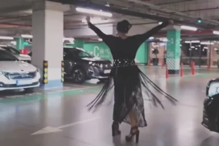 (VIDEO) Pridržava se za stub i pjeva: Ana Nikolić snimljena kako se vrti u parkingu tržnog centra, komentari pljušte, reakcije podjeljene