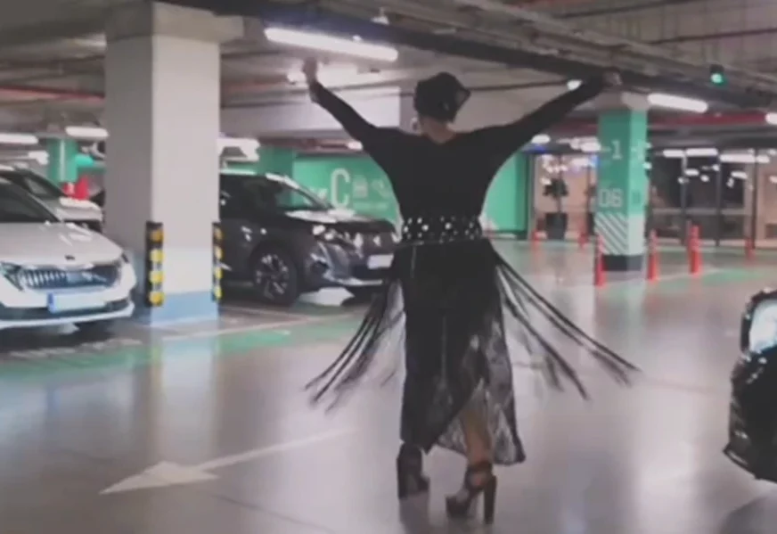 (VIDEO) Pridržava se za stub i pjeva: Ana Nikolić snimljena kako se vrti u parkingu tržnog centra, komentari pljušte, reakcije podijeljene