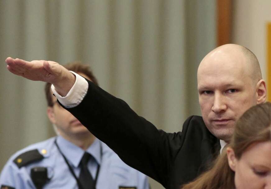 Anders Brejvik i nacistički pozdrav u sudu