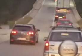 (VIDEO) Od ove scene se ledi krv u venama: Opasna vožnja koja je mogla završiti tragedijom, vozač preticao preko pune linije na mostu