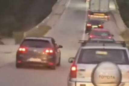 (VIDEO) Od ove scene se ledi krv u venama: Opasna vožnja koja je mogla završiti tragedijom, vozač preticao preko pune linije na mostu