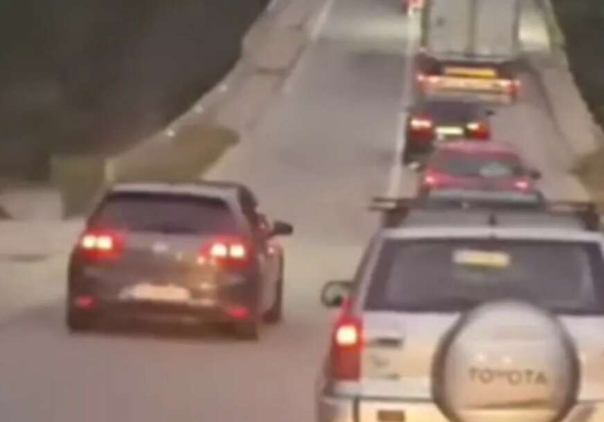 (VIDEO) Od ove scene se ledi krv u venama: Opasna vožnja koja je mogla završiti tragedijom, vozač preticao preko pune linije na mostu